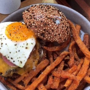 american burger con camote frito y miel!