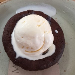 brownie con helado de vainilla