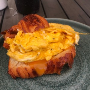 croassaint con huevos