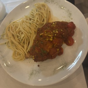 Pollo relleno de queso acompañado de spaghetti
