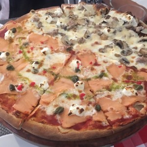 Pizza de salmon y hongos