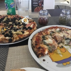 la pizza de la derecha, la delizziosa foccacia muy buena, no pudimos esperar a la foto jaja