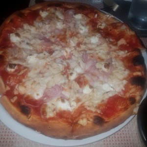 pizza de pollo con queso crema y cebolla