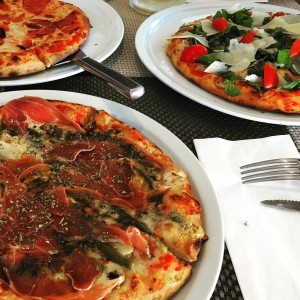 pizza de pepperoni, rucols y al bosco
