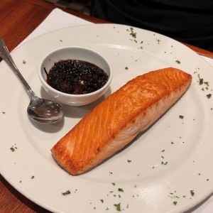 Salmon con salsa de cebolla dulce