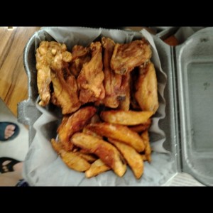 10 Wings con papas wedge 