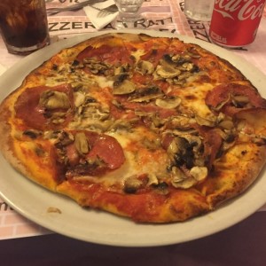 Pizza de Hongos y Salami