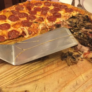 Pizza combinada capressa y pepperoni picante