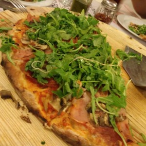 pizza con salami y hongos