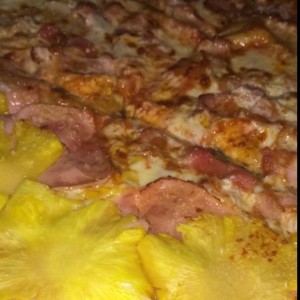 pizza mitad hawaina mitad amatriciana