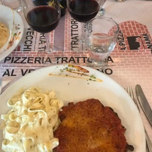 milanesa de res a parmegiana con pasta.
