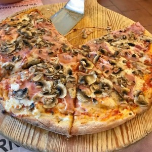 Pizza de jamon y hongos