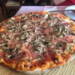 Pizza familiar 4 estaciones