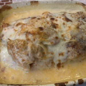 Lasagna de pollo gratinada en salsa blanca