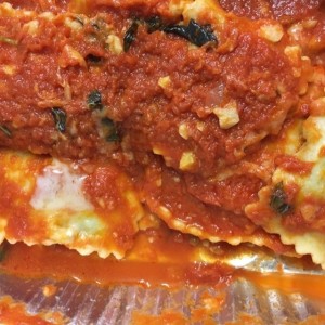 raviolis de carne en salsa pomodoro 