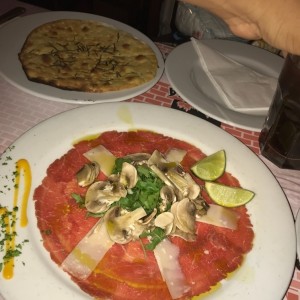Carpaccio de Lomito con focaccia