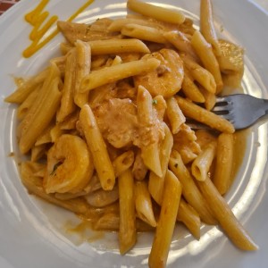 Pasta de camarones en salsa rosada