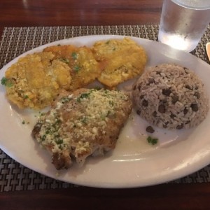Filete de corvina al ajillo