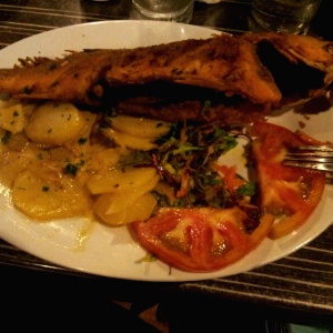 pescado frito con papas a la crema
