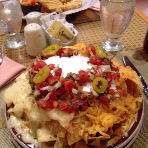 Nachos "gringos" y dirty harry con waffle fries 