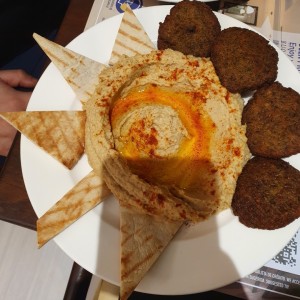 Empanadas Falafel con Humus