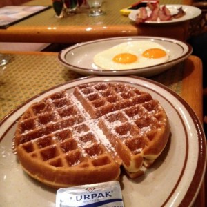 waffle, huevos y bacon