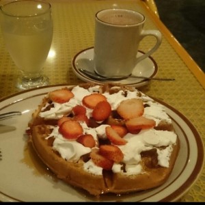 Waffles con crema y fresas