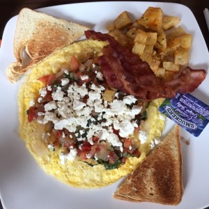 Omelette con vegetales y queso feta