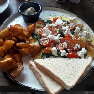 omellete abierto con queso feta, Papas y rebana de pan
