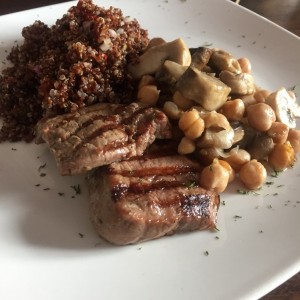 Milanesa de carne, quinoa, garbanzos y hongos
