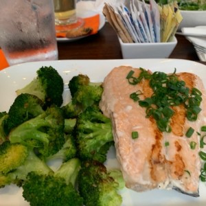 salmon con brocoli