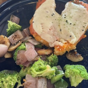 Milanesa de pollo y vegetales 