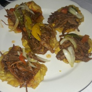 Patacones con ropa vieja 