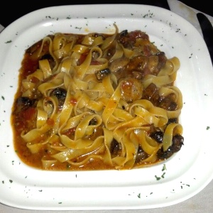 Fettuccine con chorizo y hongos portobello