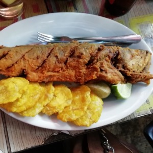pescado frito con patacones 