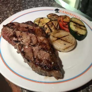 rib eye con vegetales grillados