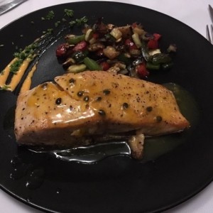 Salmon - salsa de maracuya y vegetales salteados