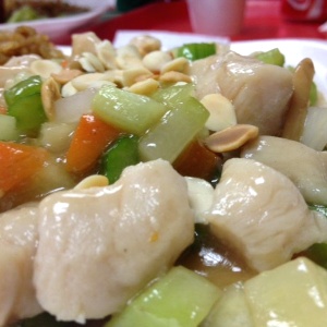 Gallina con vegetales y almendras