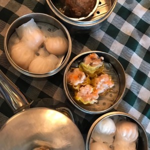 siumai, hakao, bolitas de carne chinas y te de la casa