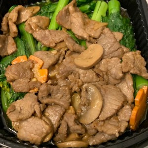 Carne con hojas de mostaza