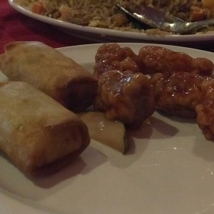 Rollitos de vegetales con Arroz (al fondo) y cerdo agridulce apanado