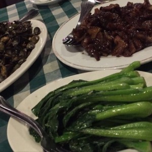 hojas de mostaza, cerdo asado, ostras en salsa de frikoles