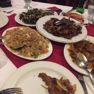 arroz frito combinacion, cerdo asado, costillita de cerdo agridulce, almejas en salsa de frijoles