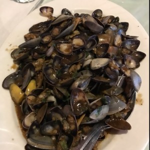 almejas en salsa de frijoles negros