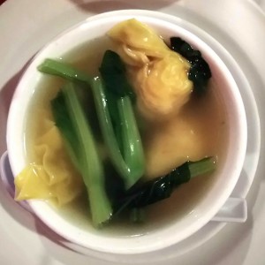 Sopa de wanton de camarones con hojas de mostaza