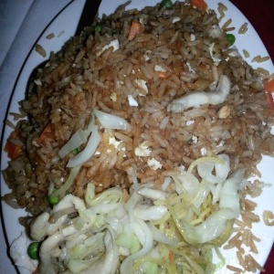 Chow mein de pollo y arroz frito de pollo