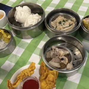 hampao de puerco, costillitas, mondongo, siu mai, wanton frito