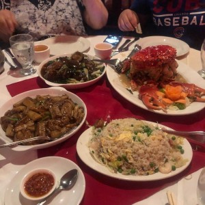 centollo al jengibre, arroz yong chau, berenjenas con salsa de frijol negro y setas chinas con pachok.