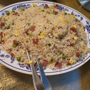 Arroz frito Yong Chow con chorizo chino