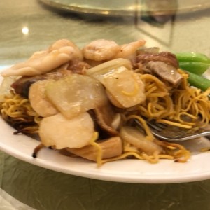 chowmein estilo cantones con mariscos
